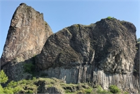 Los campos volcánicos, entre erupciones y la belleza del paisaje volcánico.